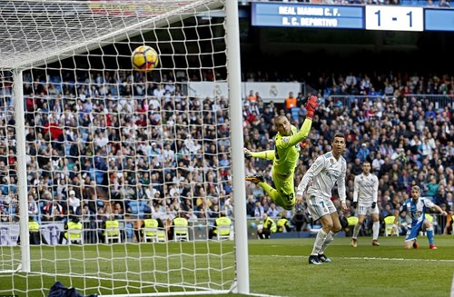 Pha ghi bàn tuyệt đẹp nâng tỷ số lên 2-1 của Gareth Bale ở phút 42. Ảnh: Dailymail